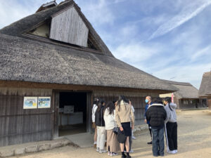 塩田を見学する派遣生たち。説明をする職員さん。